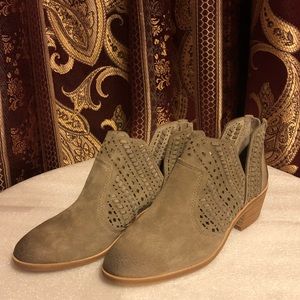 Vince Camuto Prasata Suede Bootie, Foxy (6)